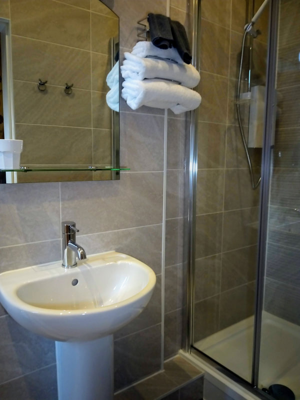 Gifford House B&B in Edinburgh provides double rooms with en-suite toilet and shower facilities.