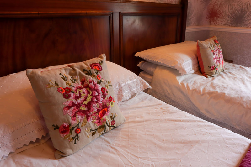 Twin bed and breakfast rooms in Edinburgh, click here