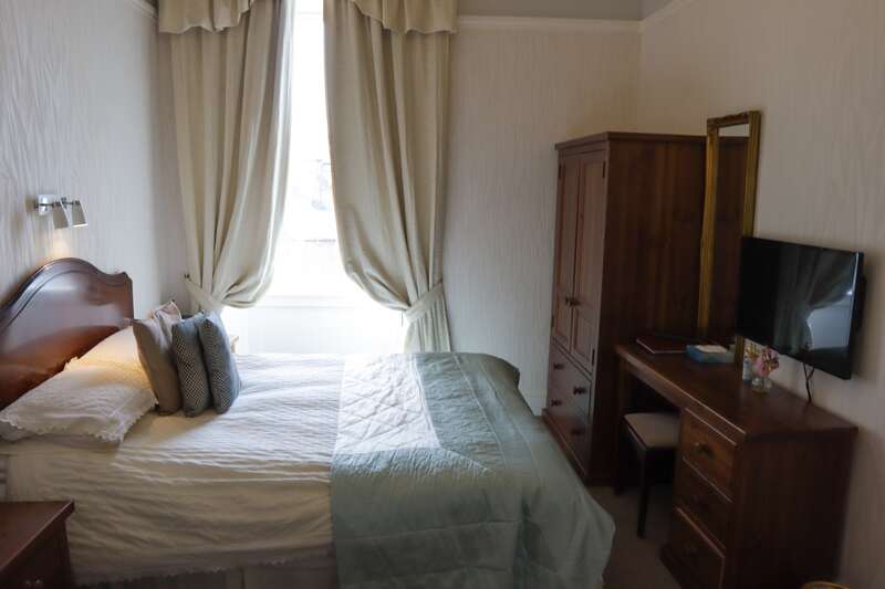 Deluxe double bed and breakfast rooms at Gifford House B&B in Edinburgh, click here