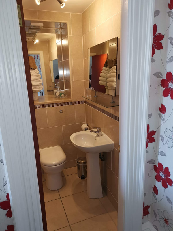 En-suite twin bed and breakfast rooms at Gifford House in Edinburgh
